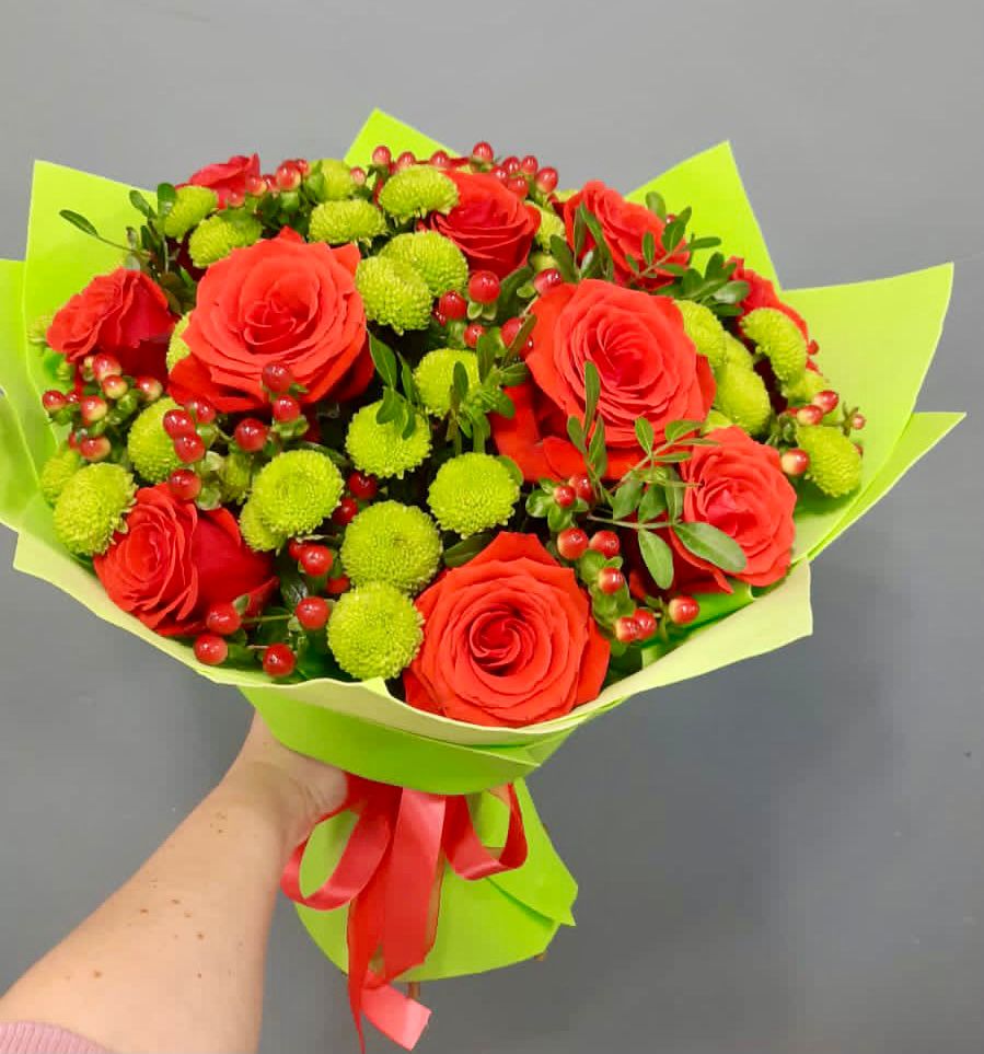 Букет цветов из: Хризантемы и Розы в Можайске