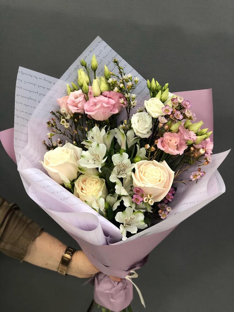 Букет цветов из: Альстромерии, Розы и Лизиантусы в Можайске