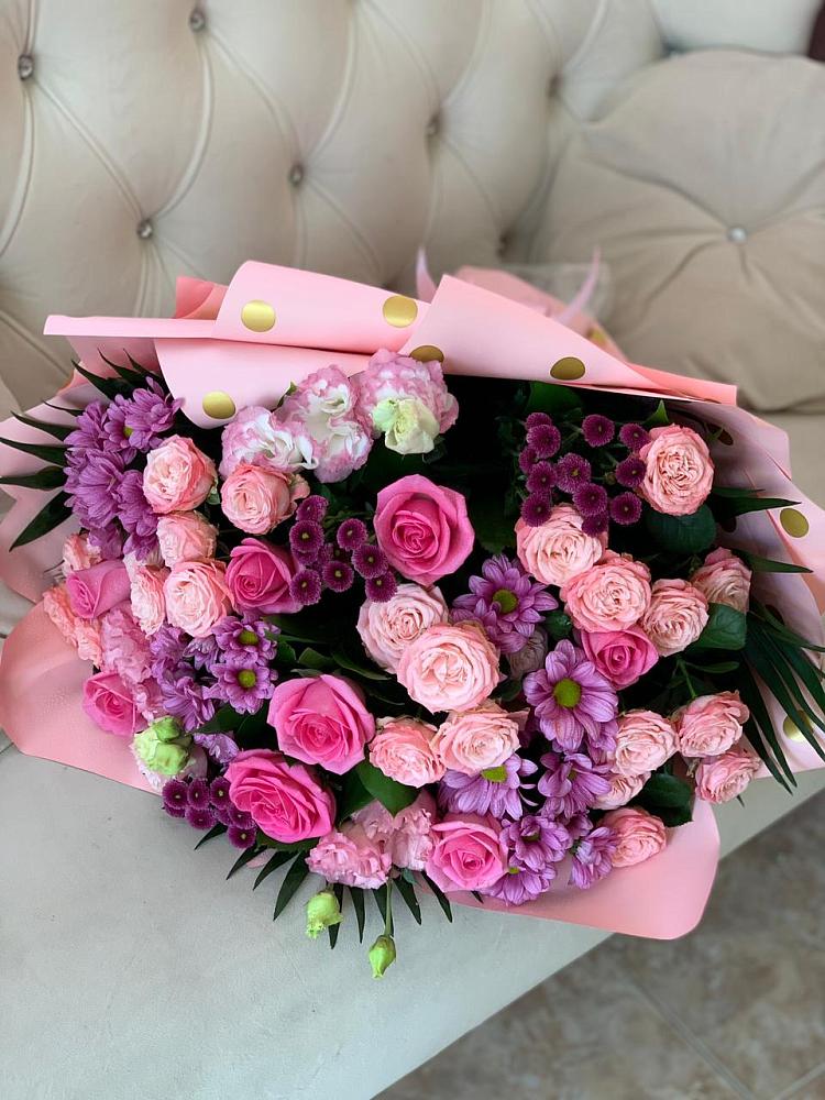 Букет цветов из: Хризантемы, Розы и Лизиантусы в Можайске