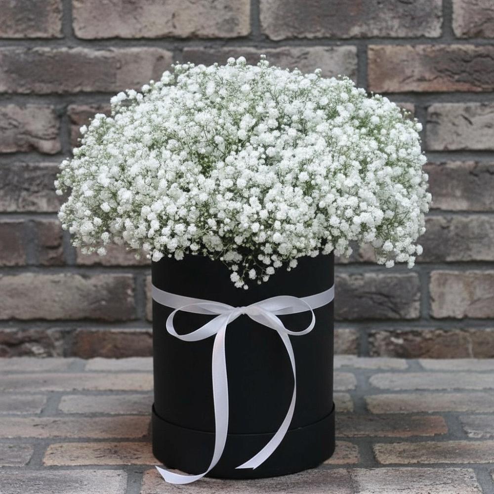 Цветочная композиция из Гипсофила в шляпной коробке в Можайске