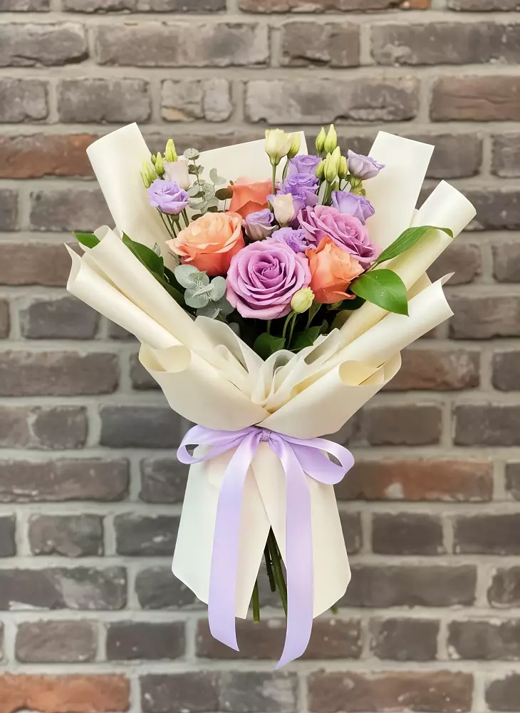 Букет цветов из: Лизиантусы и Розы в Можайске