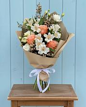 Букет цветов из:  Альстромерии, Лизиантусы, Розы и Хризантемы в Можайске