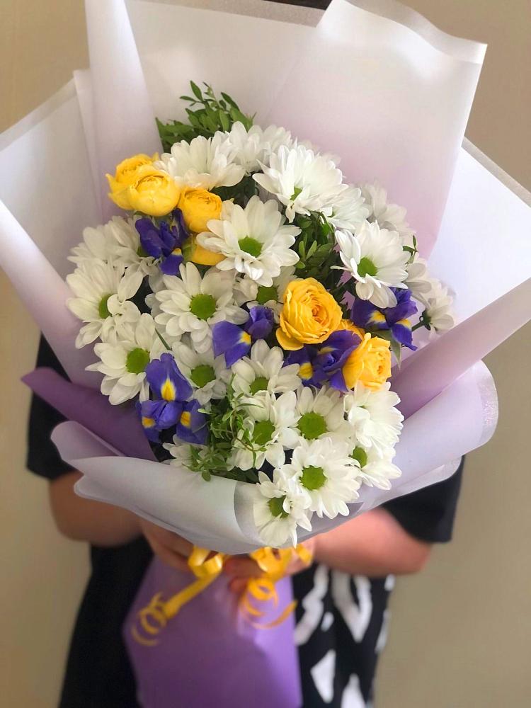 Букет цветов из: Ирисы, Хризантемы и Розы в Можайске