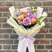 Букет цветов из:  Лизиантусы и Розы в Можайске
