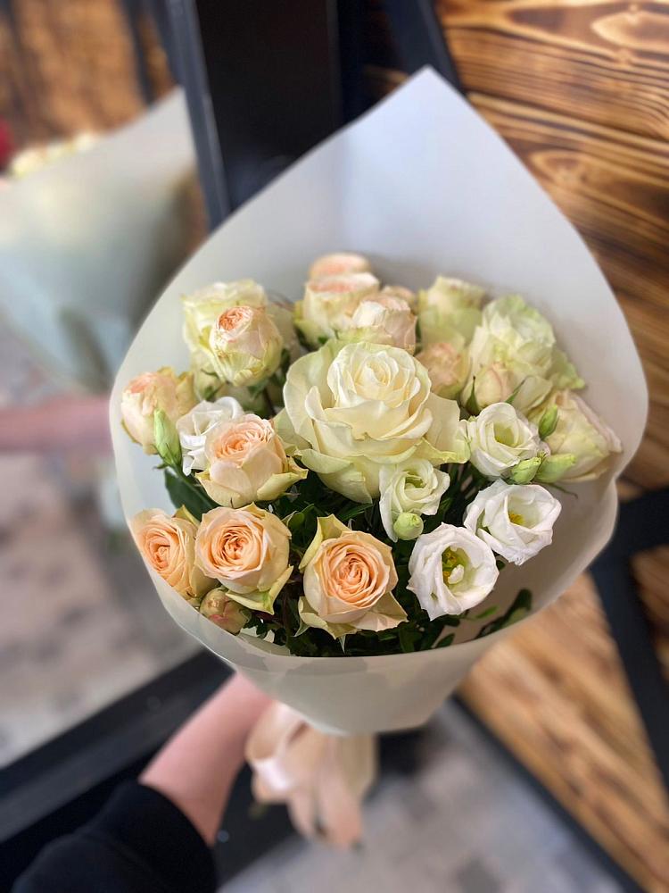 Букет цветов из: Розы и Лизиантусы в Можайске